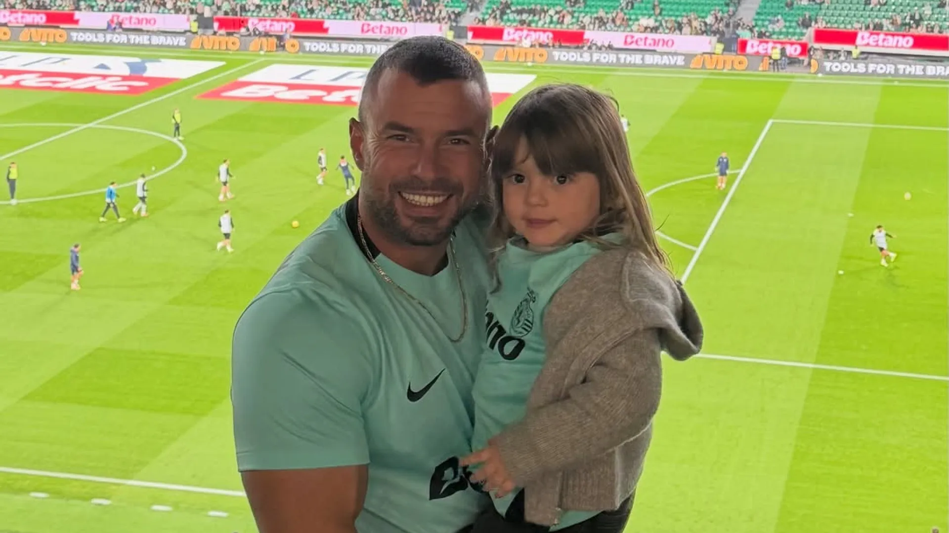 
                    Marco Costa leva filha pela 1.ª vez a ver jogo do Sporting e recorda pai
                