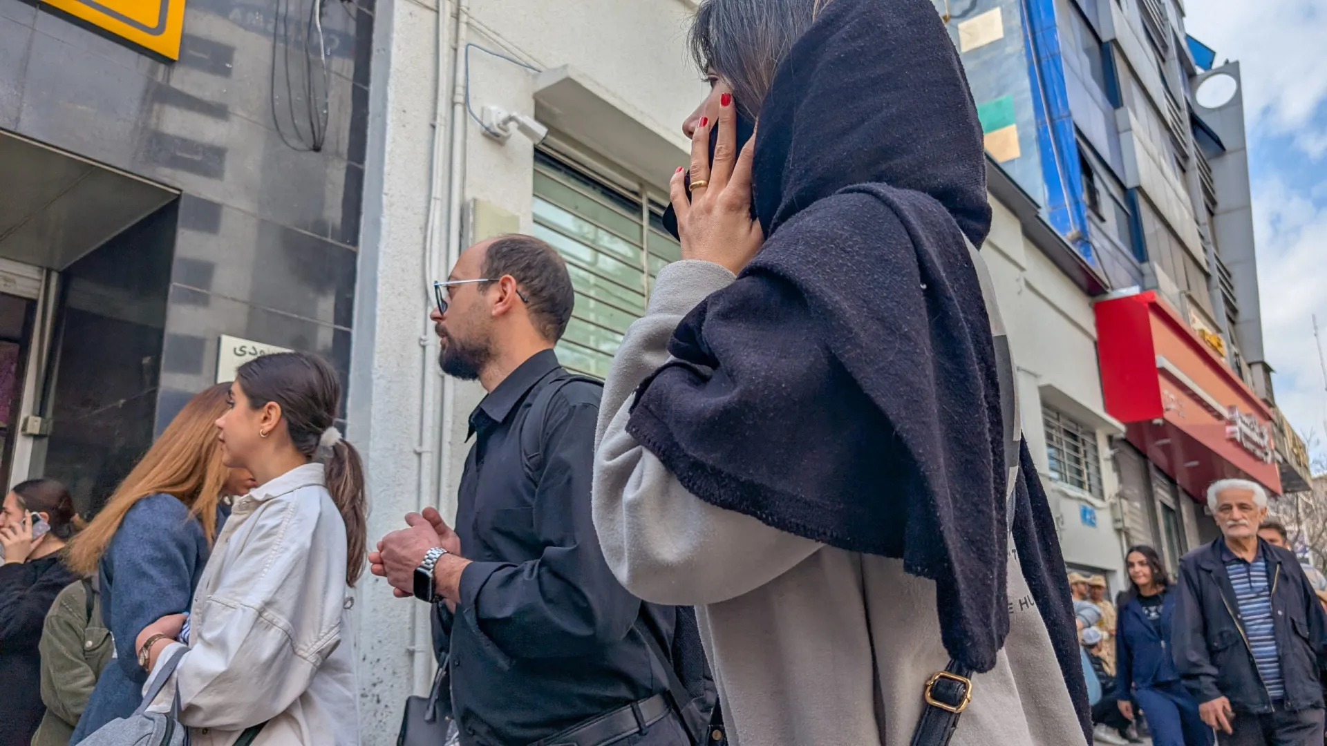 
                    Estradas bloqueadas e corrida aos multibancos após ataques israelitas
                