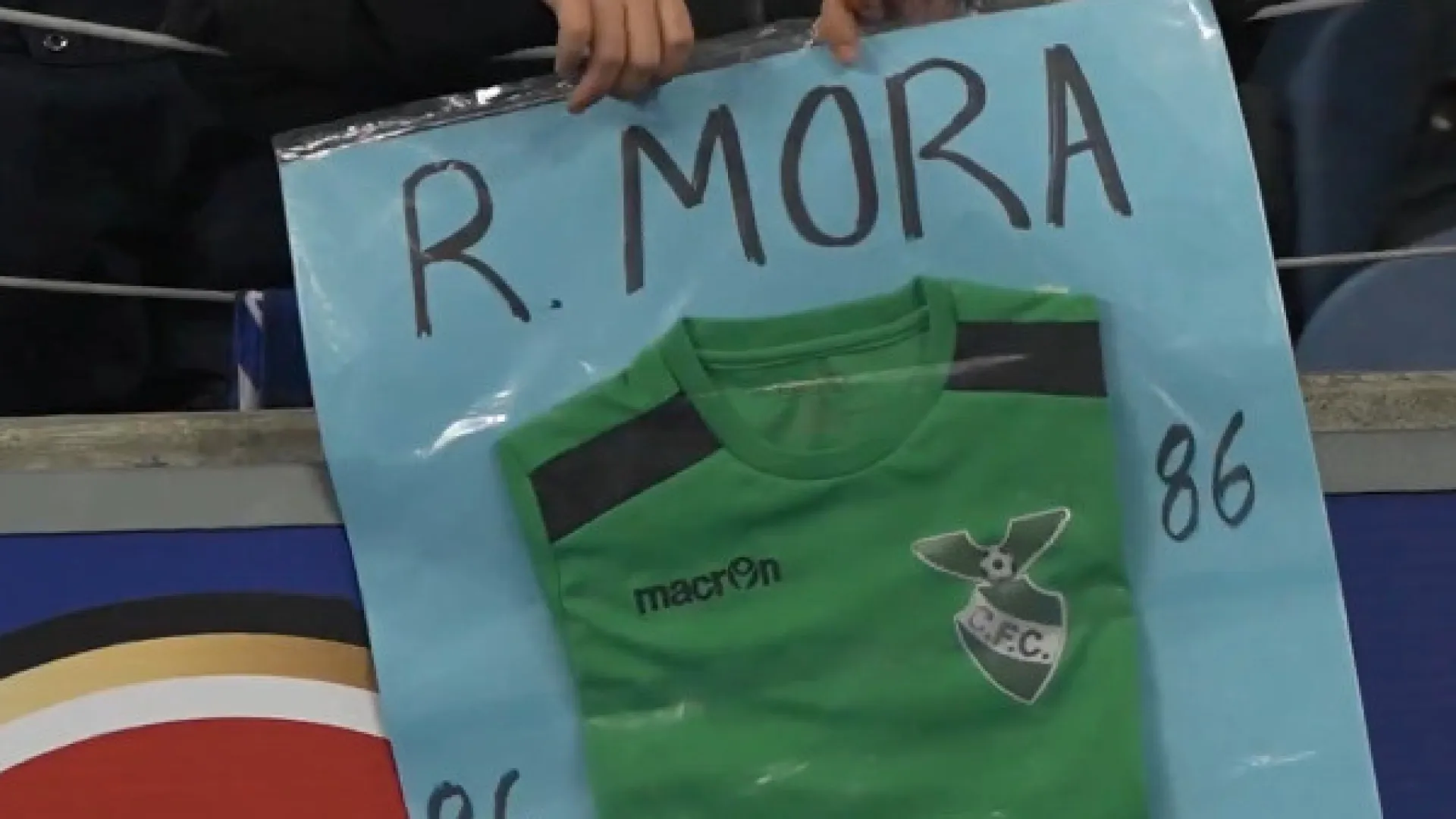 Dar e receber. Mora oferece camisola a adepto e ganha outra em troca