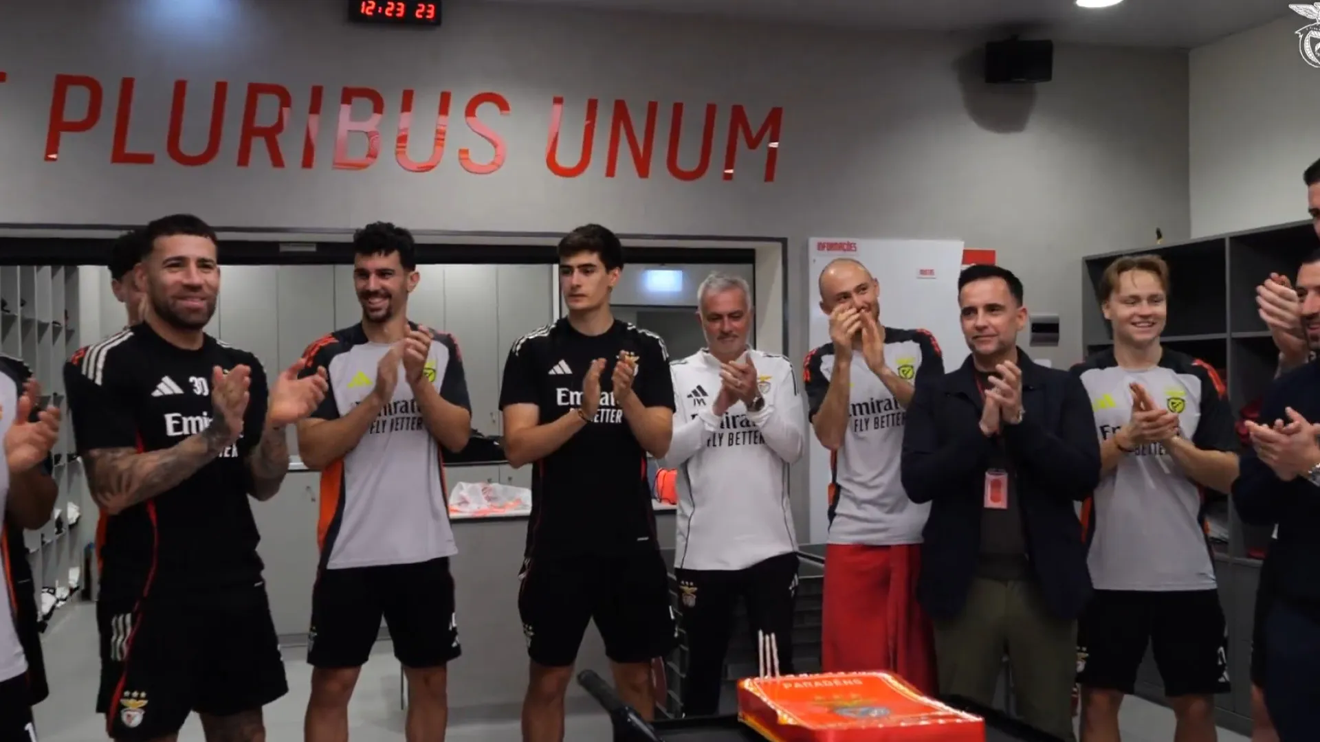 
                    Plantel do Benfica festeja 122 anos do clube com direito a bolo 
                