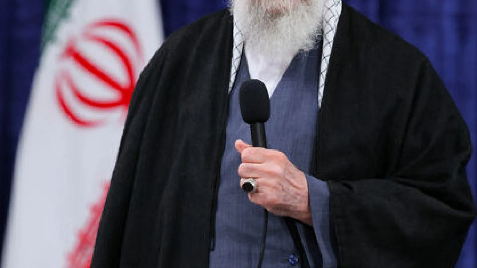
                    Não era favorito, mas acabou líder supremo do Irão. Quem é Ali Khamenei?
                
