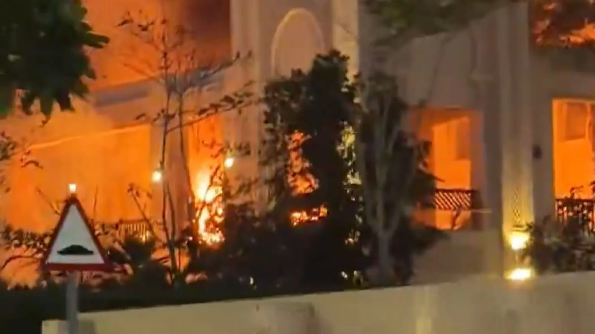 
                    Incêndio deflagra em hotel de luxo no Dubai durante ataque de mísseis
                