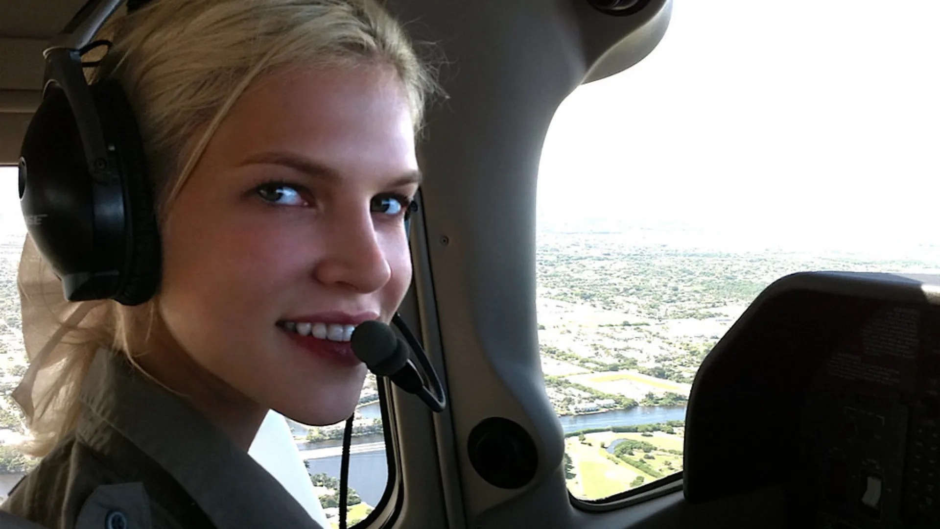 
                    Ex-piloto de Epstein colaborou com autoridades em troca de visto
                