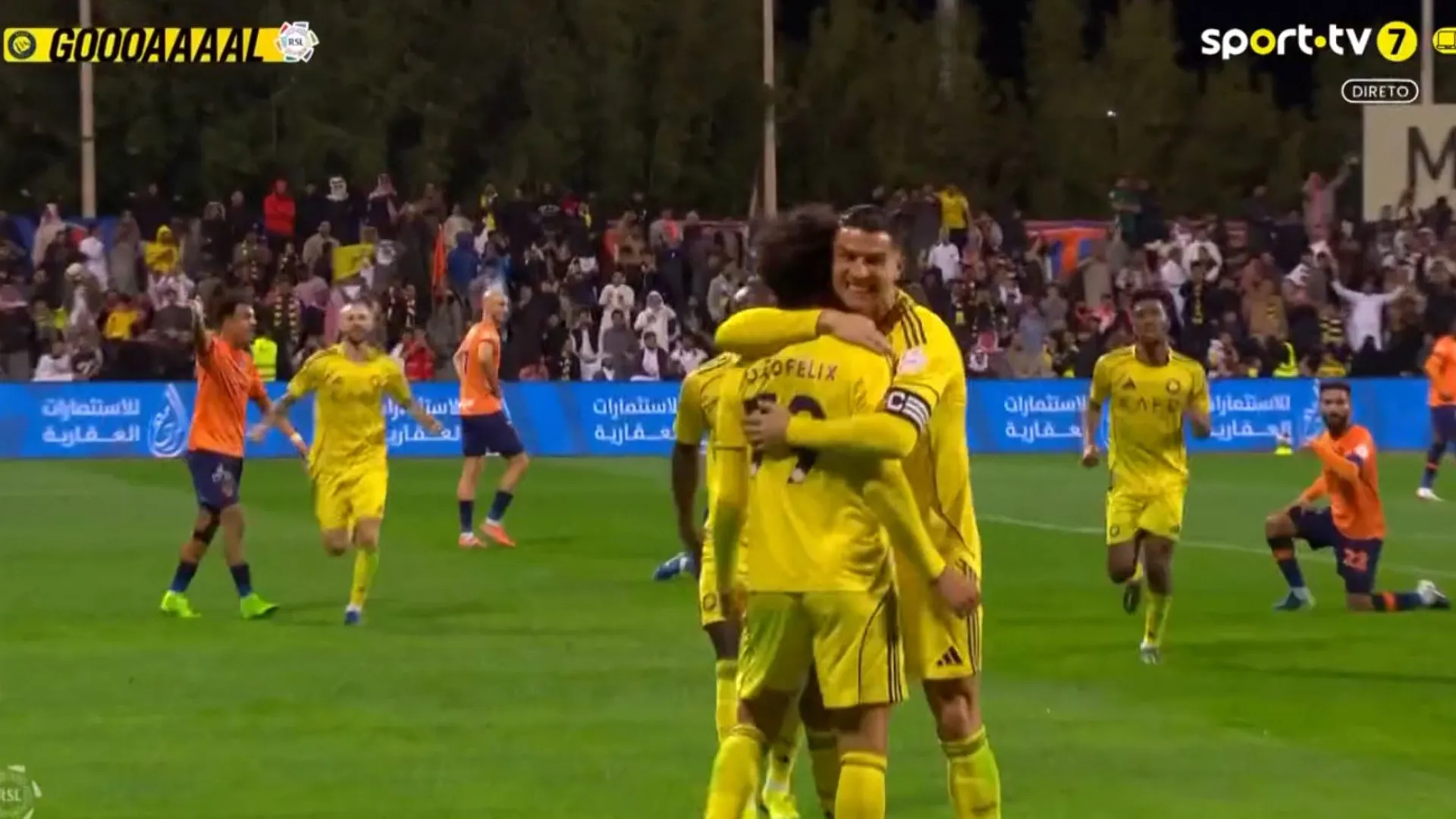 
                    João Félix decisivo (e sortudo) com este golo a meias com o guarda-redes
                