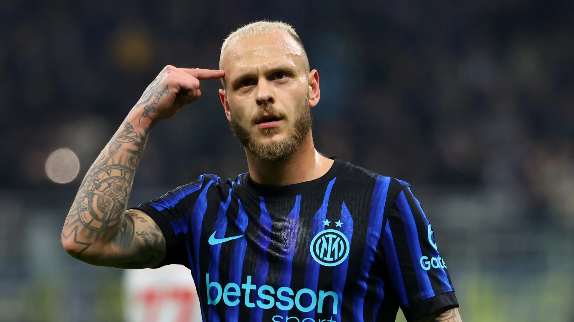 
                    Inter vence Genoa e aumenta para 13 pontos o avanço para o AC Milan
                