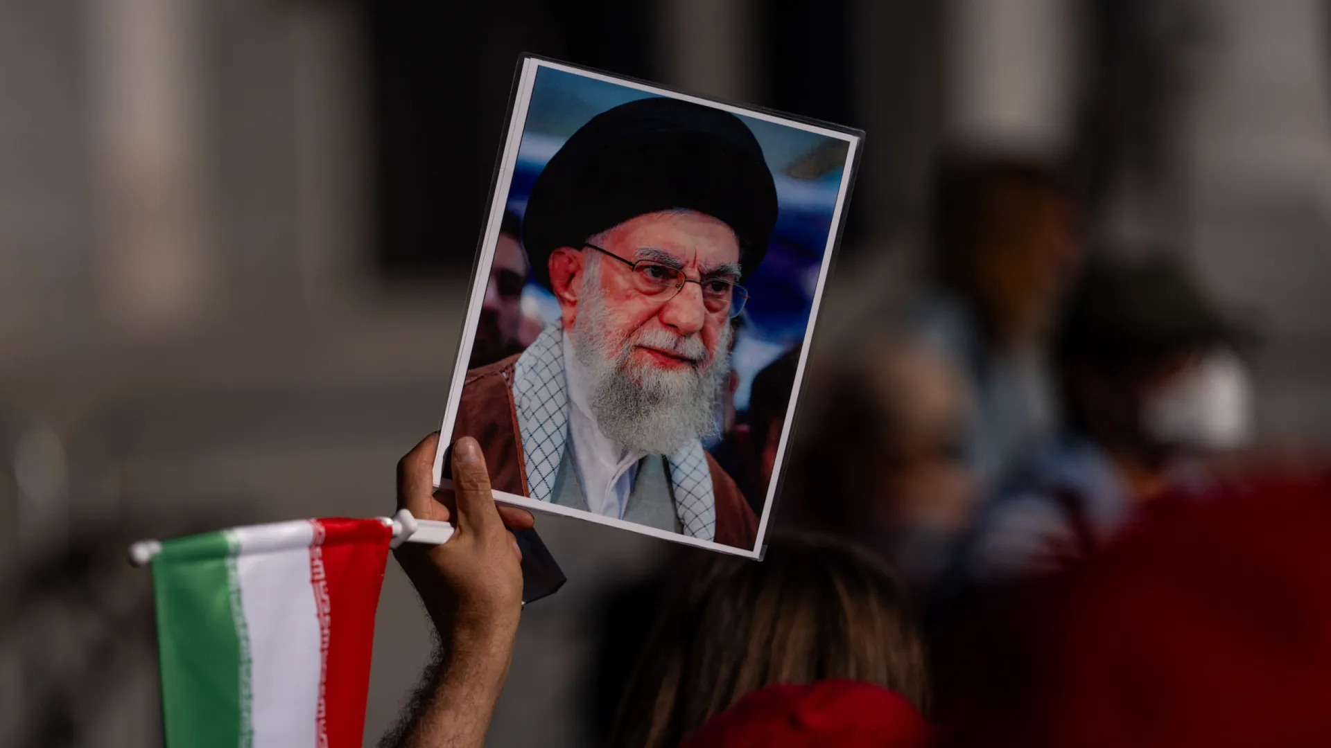 
                    Na iminência de ataques áereos, Khamenei quis ficar no local de trabalho
                