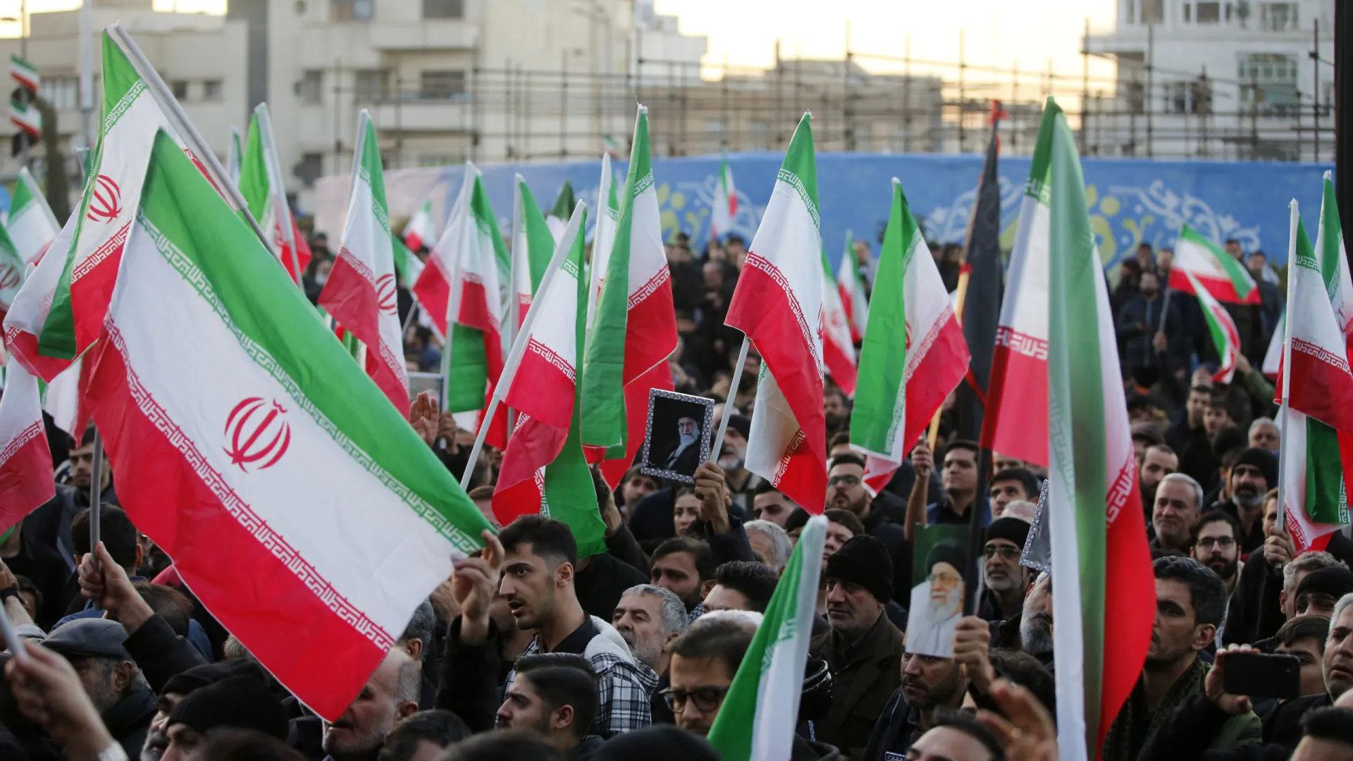 
                    Ataques matam chefe do Exército iraniano e decapitam liderança militar
                