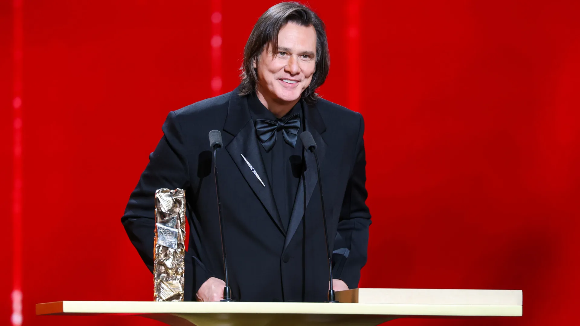 
                    Jim Carrey com a família em gala... e agradecimento à companheira
                