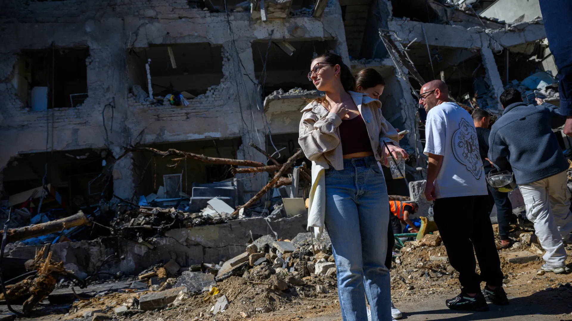 
                    Teerão retalia também contra monarquias do Golfo e volta a atingir Israel
                