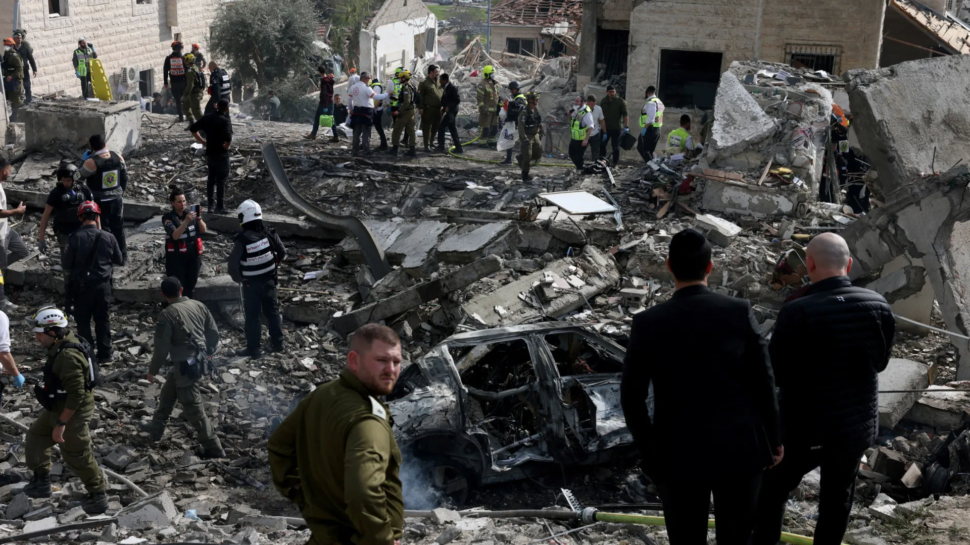 
                    EUA recomendam autoisolamento no Iraque e França pede saída do Curdistão
                