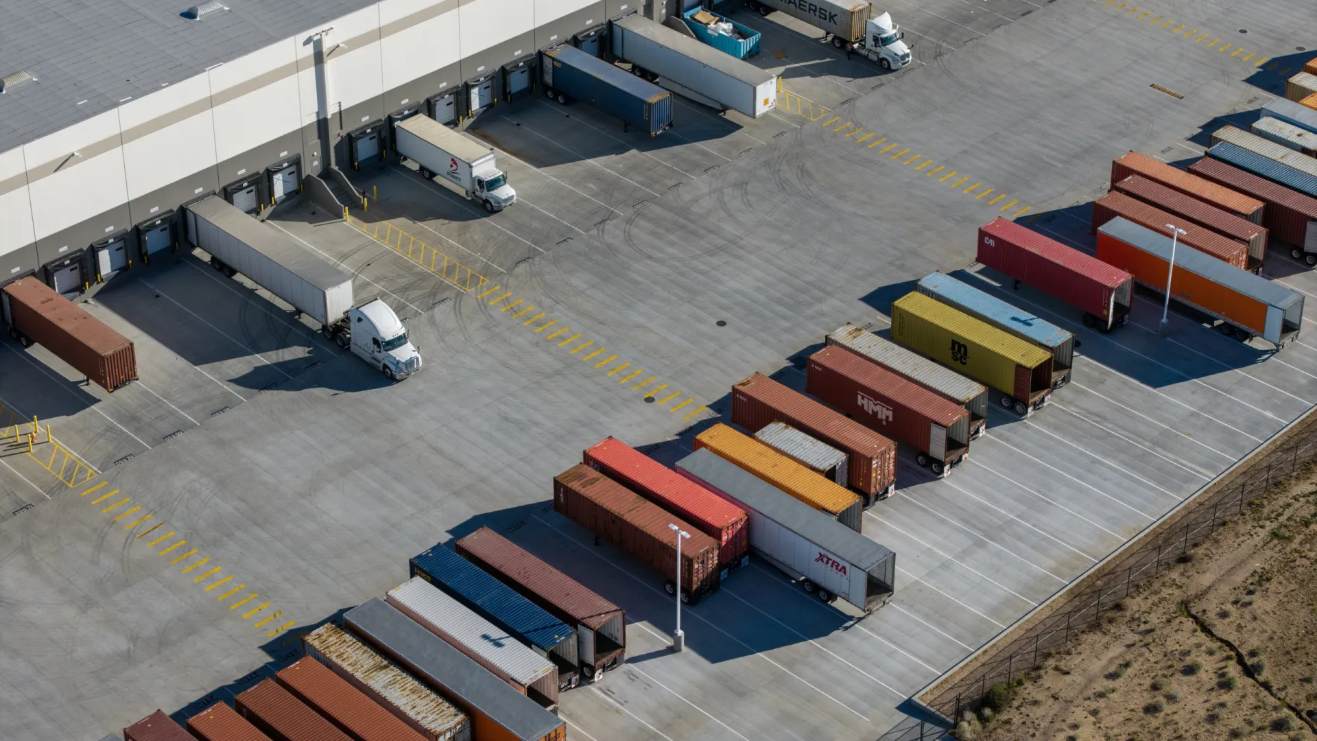 
                    Irão: Companhias MSC e Maersk suspendem operações no estreito de Ormuz
                