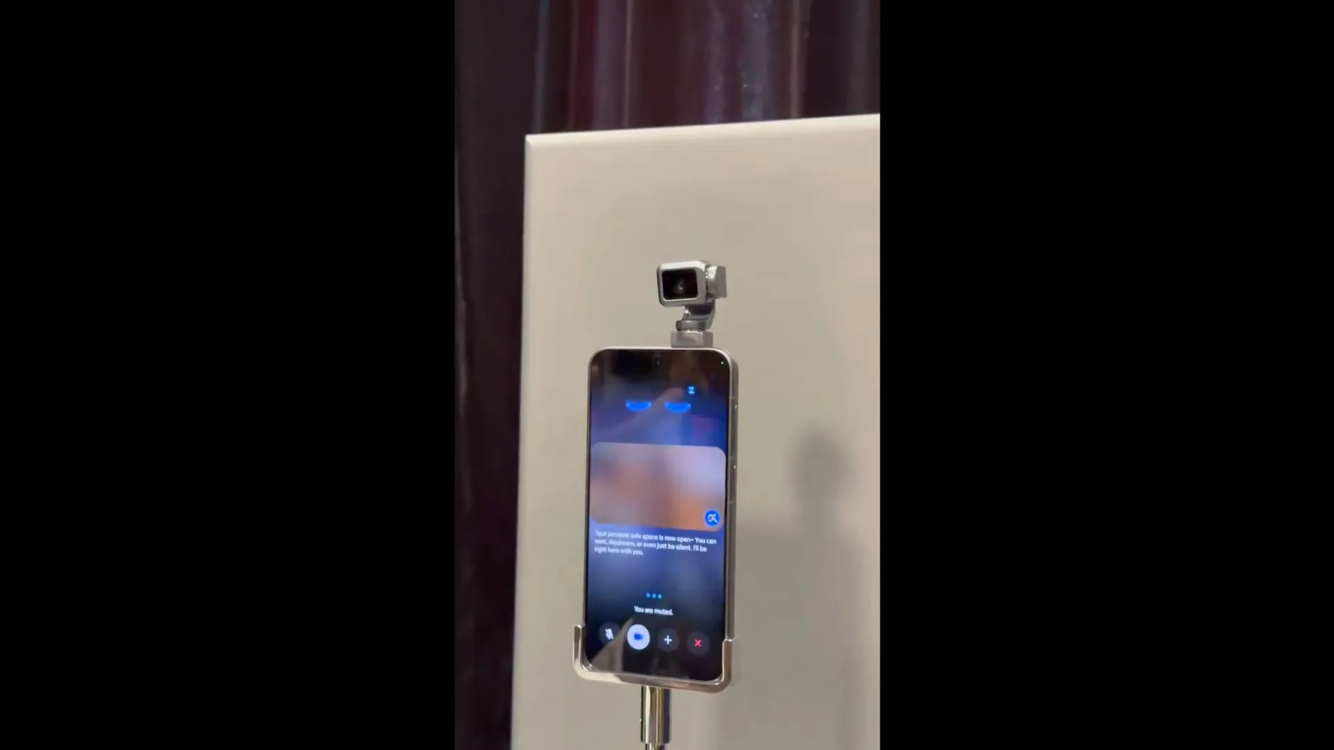 Fabricante chinês apresenta novo telemóvel robô. "Pode acenar a cabeça"