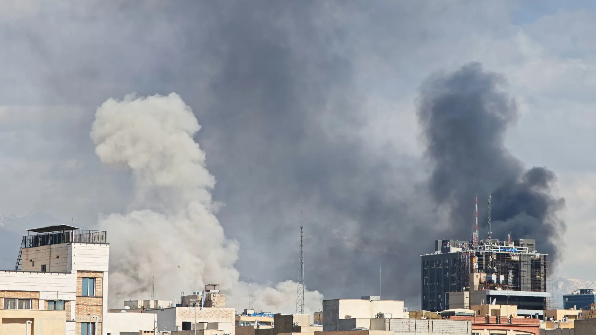 
                    Arábia Saudita interceta mísseis contra aeroporto de Riade e base militar
                