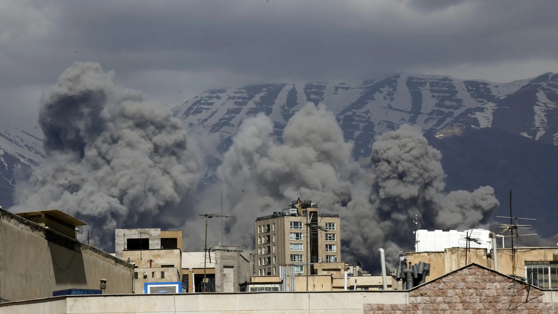 
                    EUA afirmam ter afundado navio da Marinha iraniana no Golfo de Omã
                