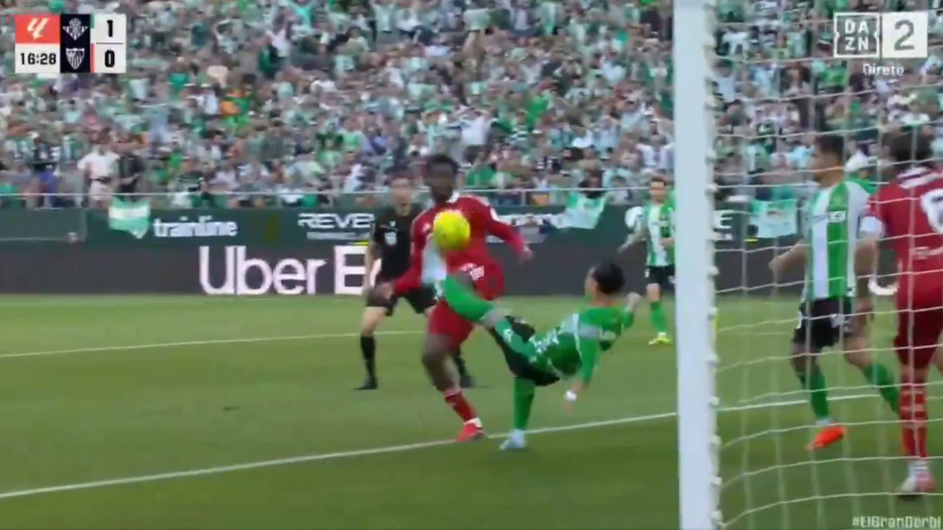 
                    Para ver e rever. O golaço de bicicleta de Antony no dérbi Betis-Sevilla
                