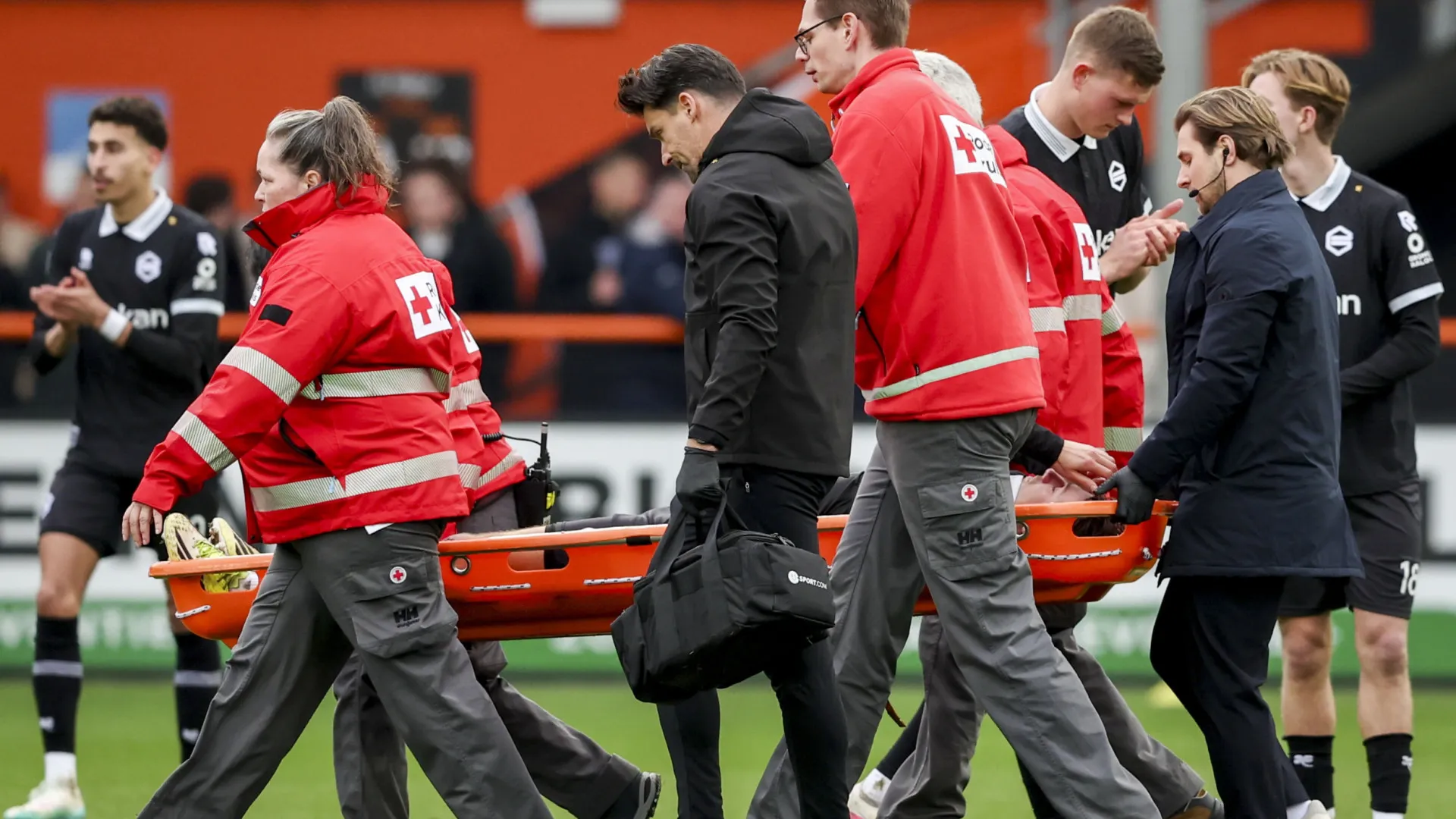 
                    Transferência no verão em risco? Alvo do Benfica lesiona-se e sai de maca
                