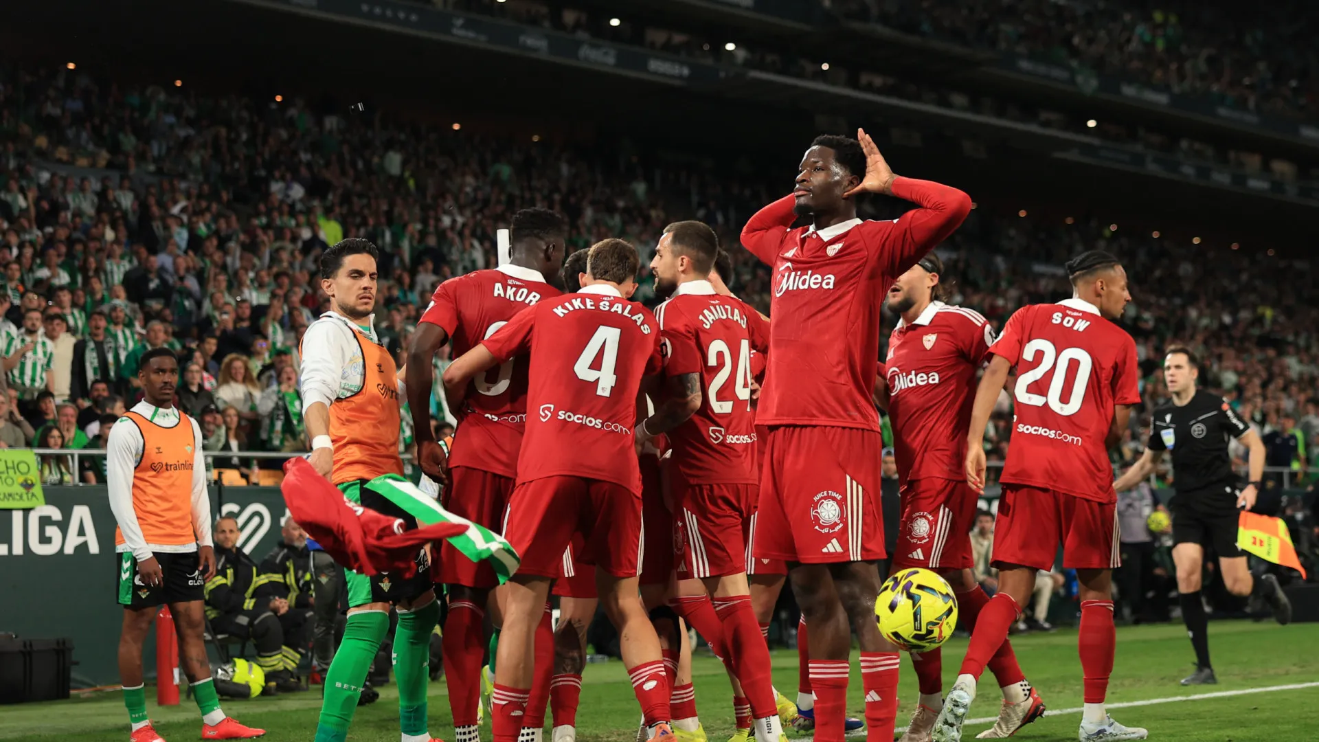 
                    Betis deixa fugir vantagem de dois golos e vê Sevilla empatar dérbi
                