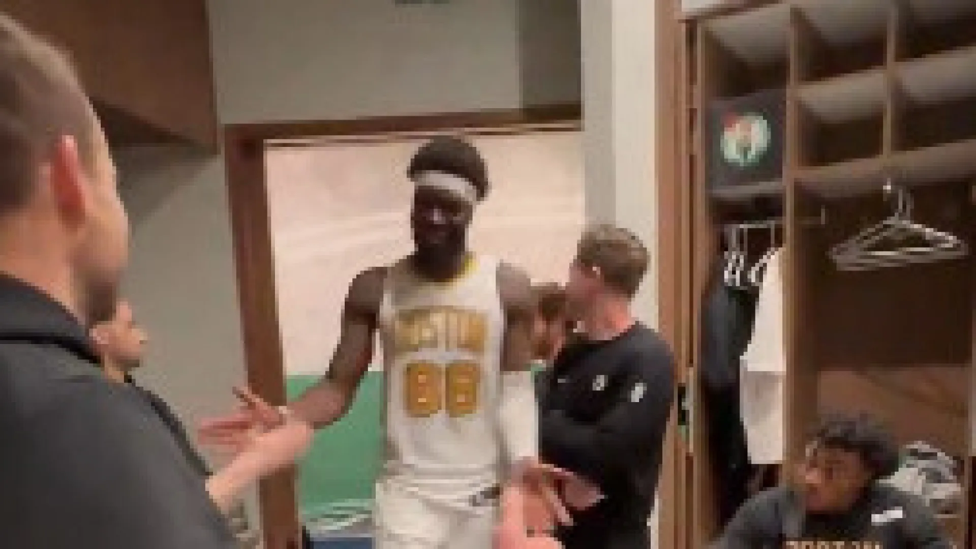 Neemias Queta aplaudido no balneário dos Celtics após jogo 'monstruoso'