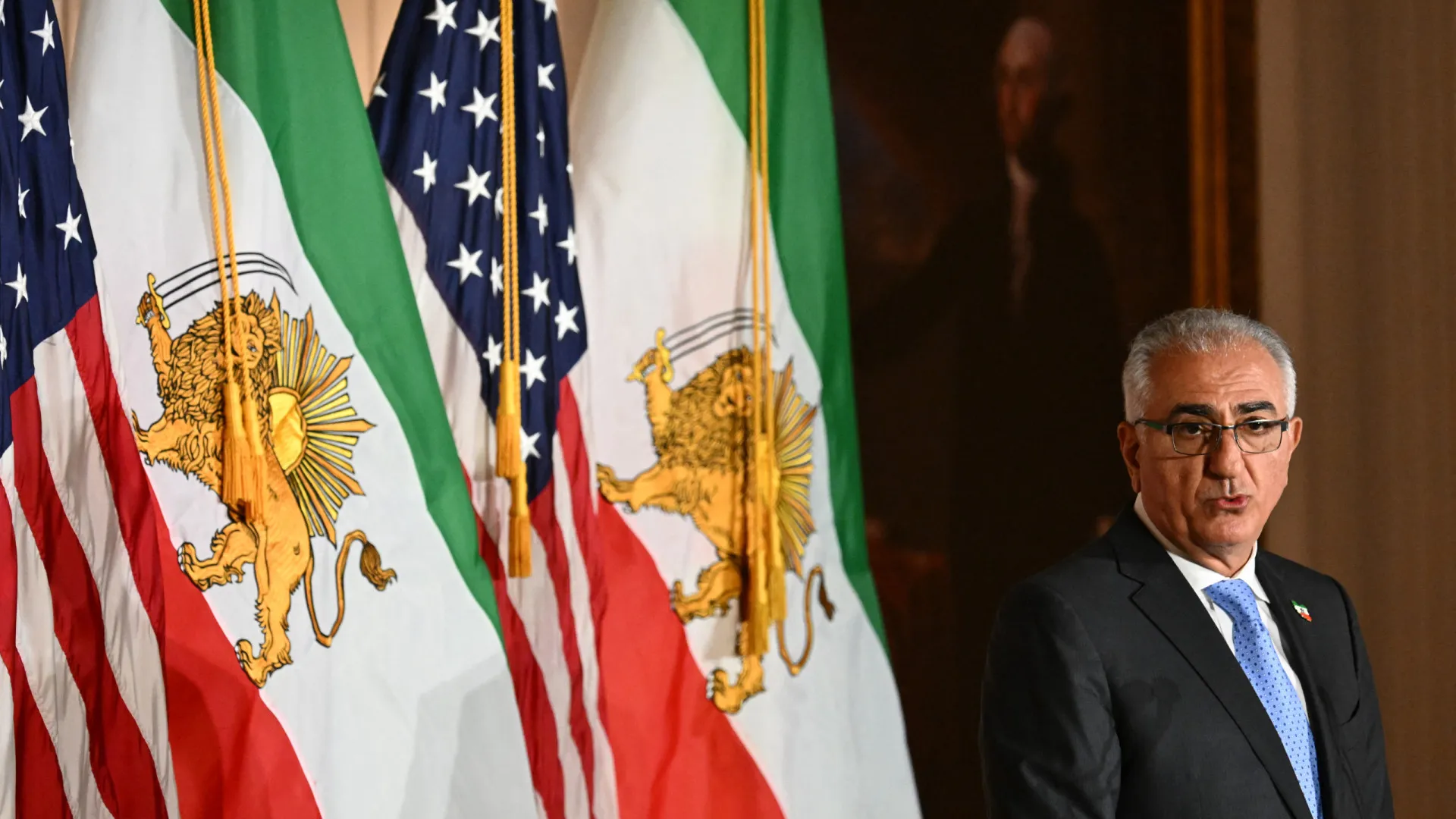 
                    Quem é Reza Pahlavi, o ex-príncipe do Irão que defende eleições livres?
                