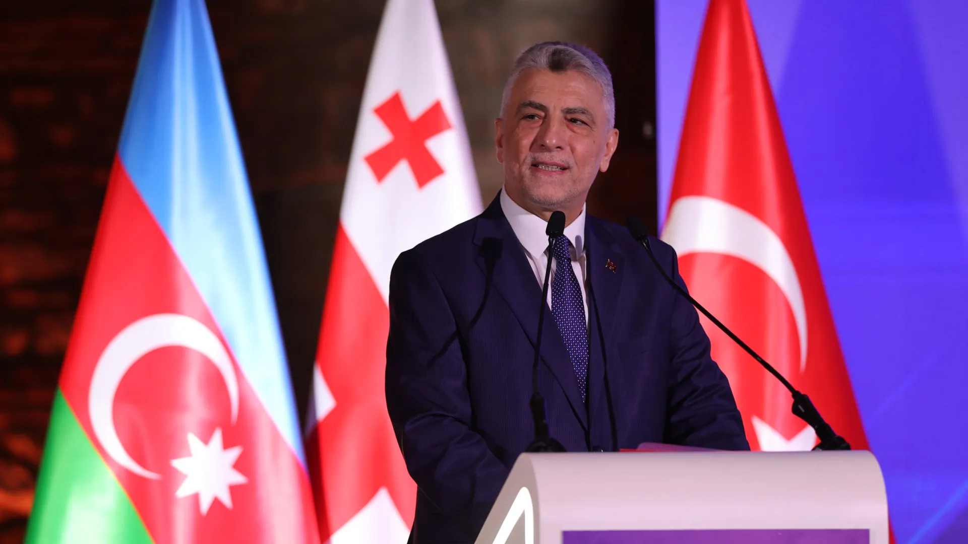 
                    Turquia suspende passagens diárias pela fronteira iraniana
                