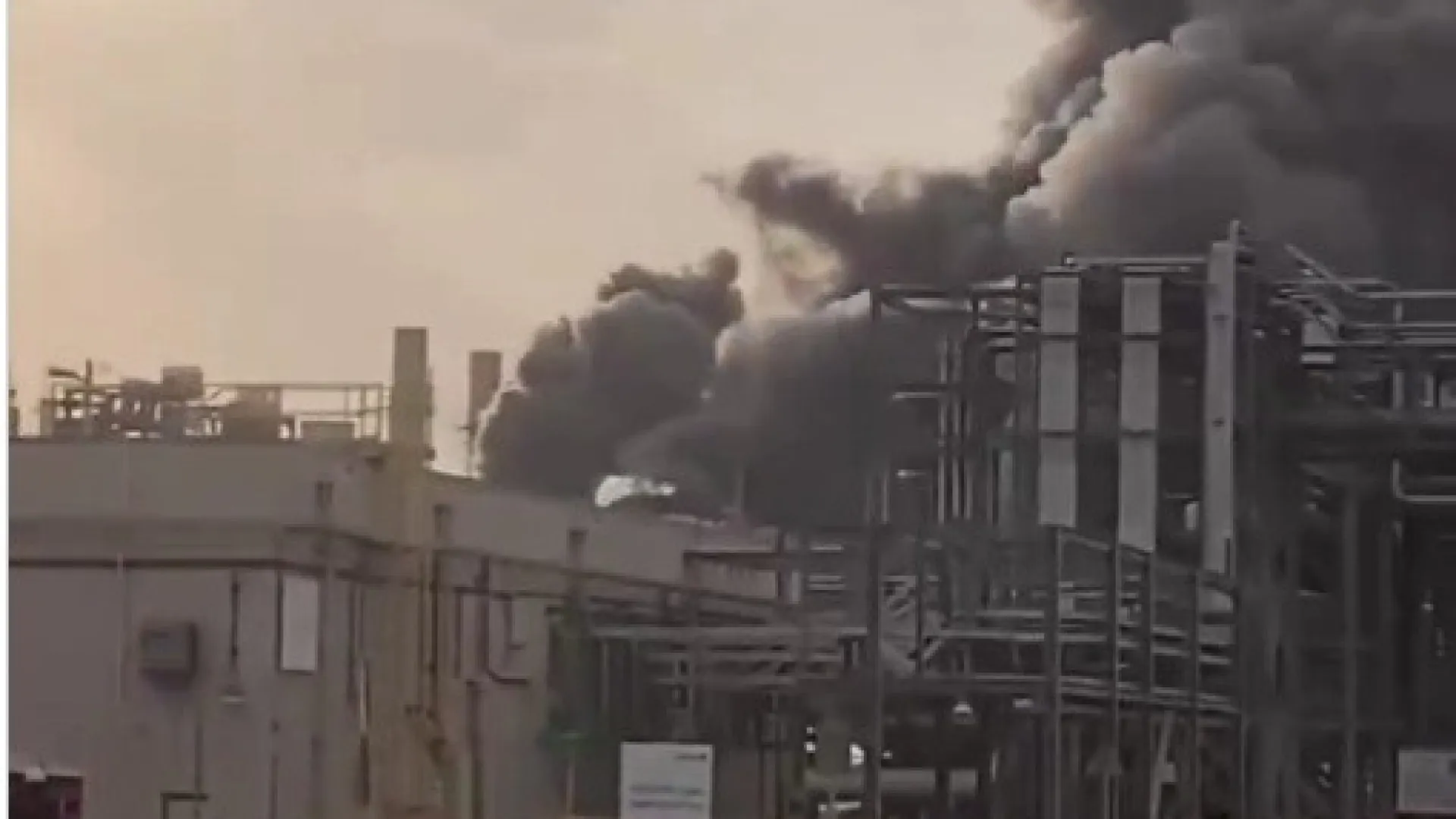 
                    Refinaria na Arábia Saudita atacada por drones iranianos
                