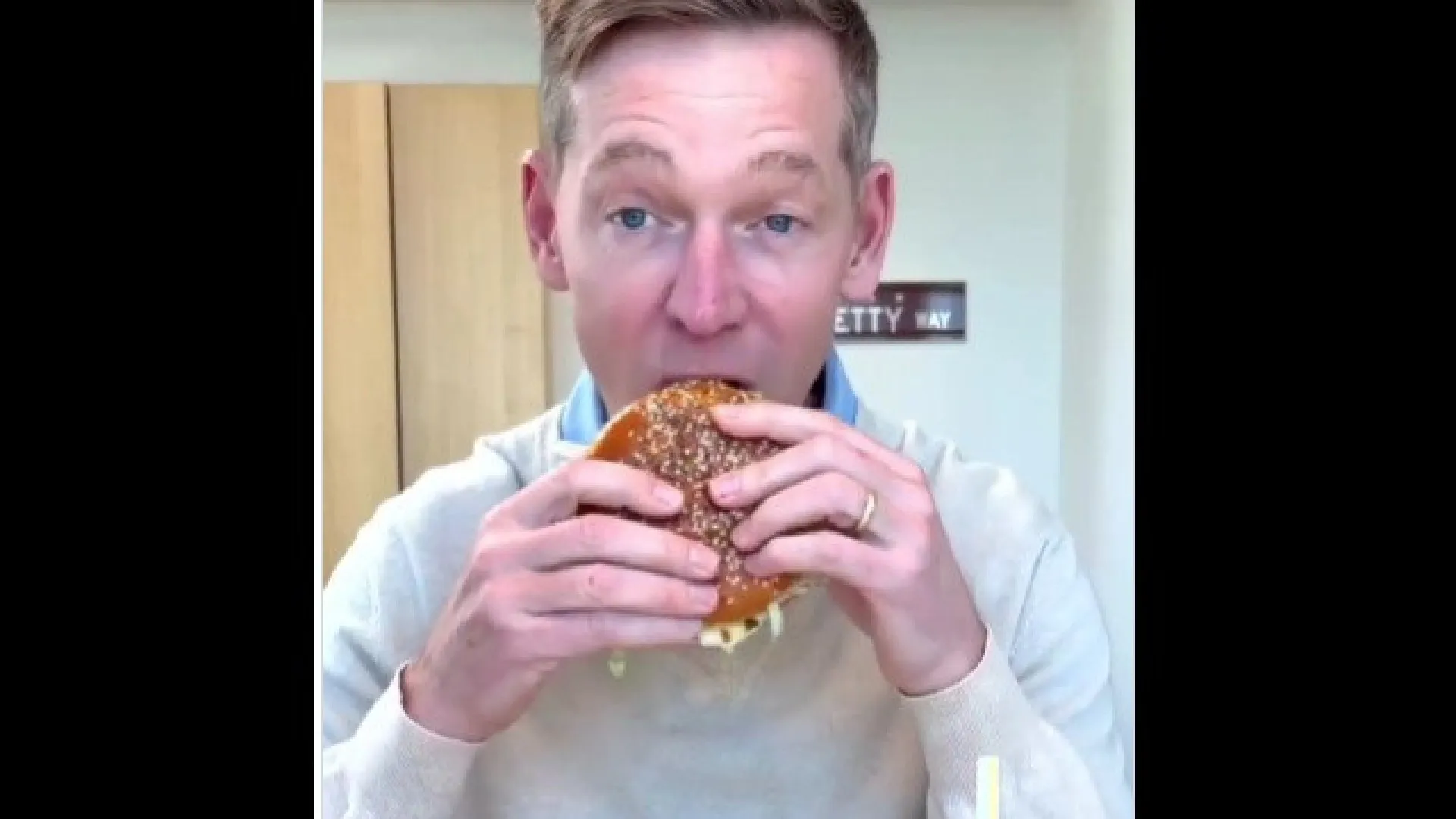 
                    CEO da McDonald's alvo de chacota. Parece nunca ter comido um hambúrger
                