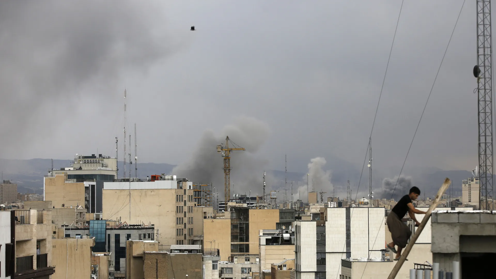 
                    Teerão avisa que ainda não usou armamento mais avançado
                