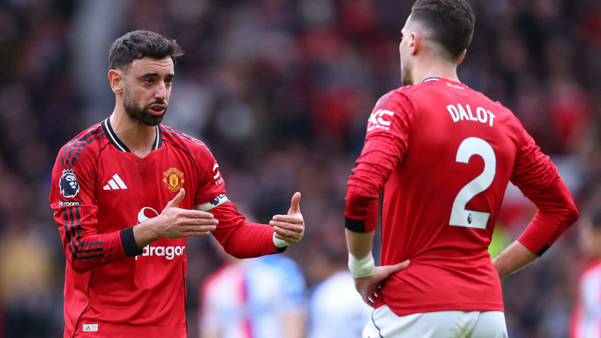 
                    Dalot explica por que Bruno Fernandes é tão importante para o United
                