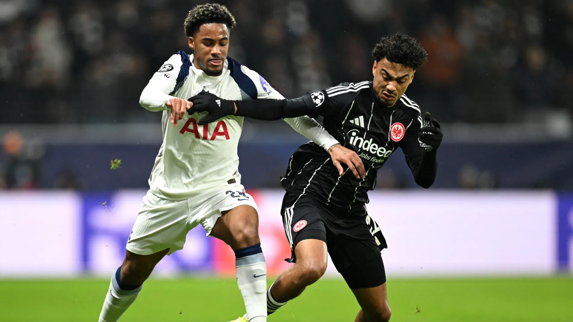 Tottenham bane três adeptos por terem feito saudação nazi e é multado