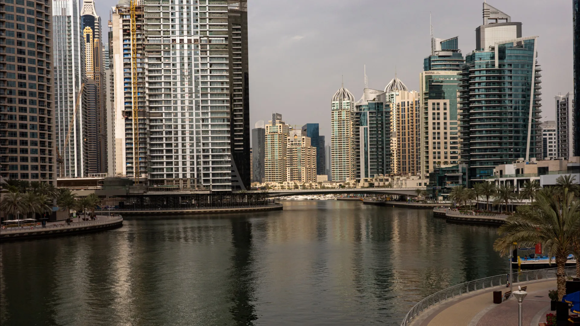 
                    Projétil de origem desconhecida incendeia navio ao largo dos EAU
                