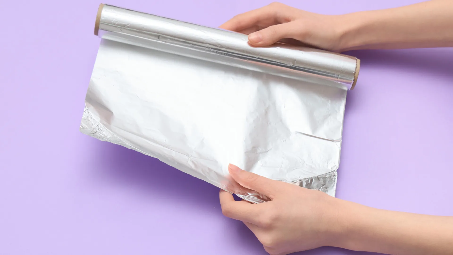 
                    4 alimentos que não deve embrulhar (ou guardar) em papel de alumínio
                