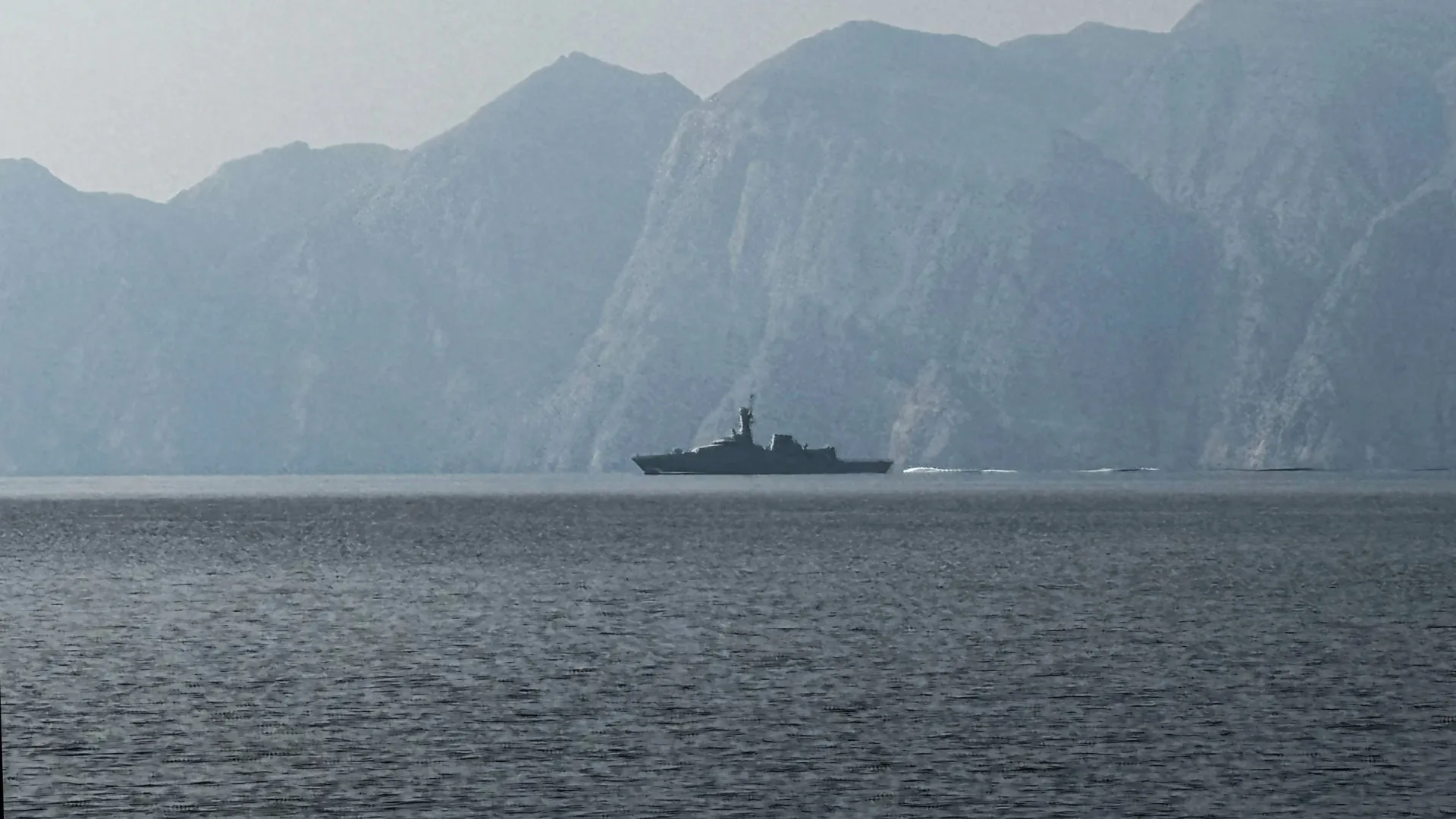 
                    Teerão autoriza navios do Iraque a passar pelo estreito de Ormuz
                