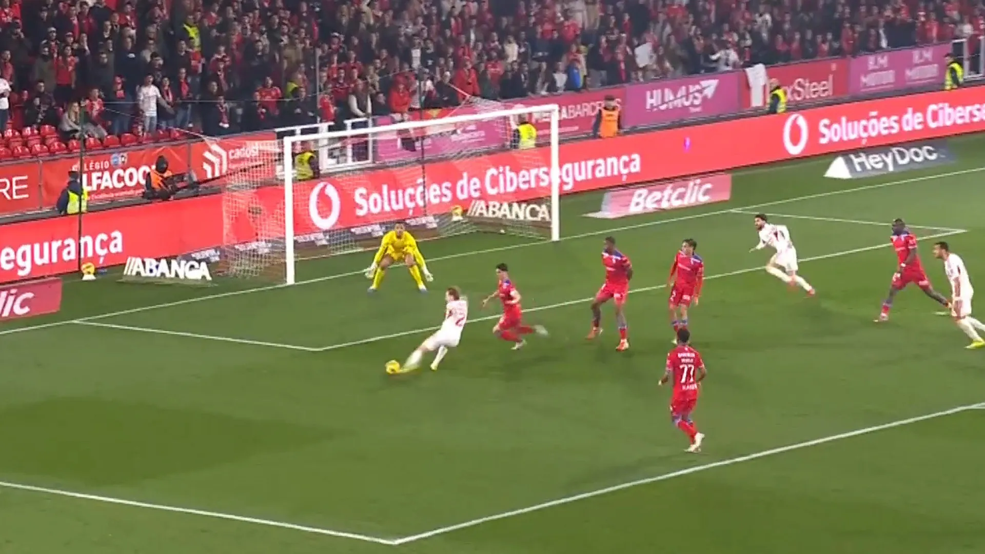 Schjelderup encheu o pé para dar três pontos ao Benfica ante Gil Vicente