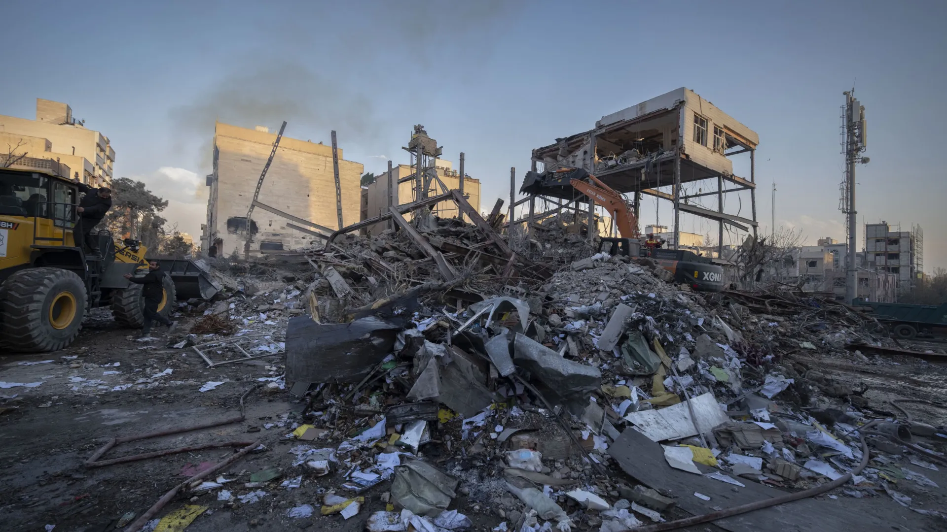 
                    AO MINUTO: Novos ataques; EUA alertam (e Israel prolonga segurança)
                