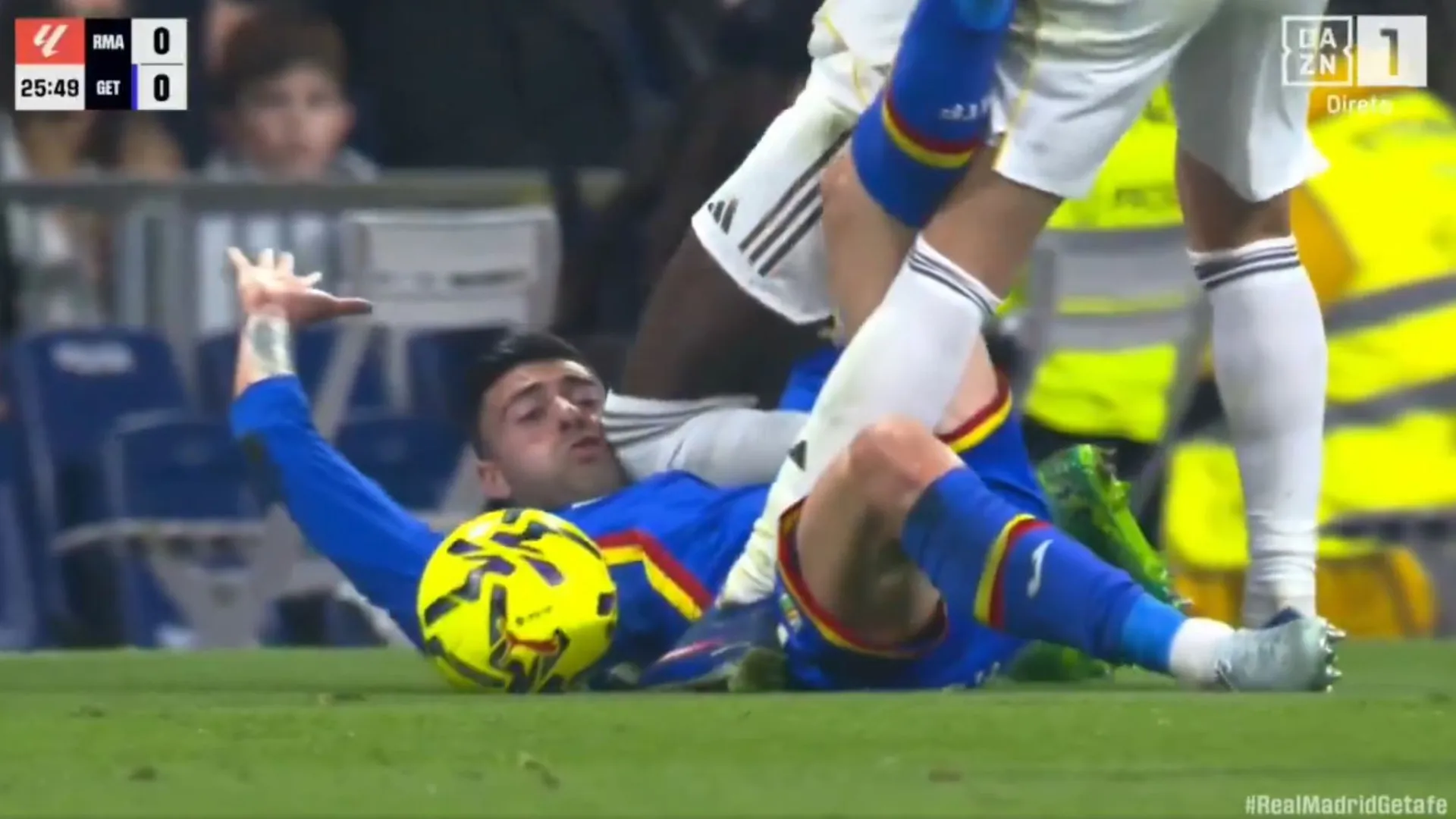 Imperdoável. Rudiger dá joelhada na cabeça de adversário e nem vê amarelo