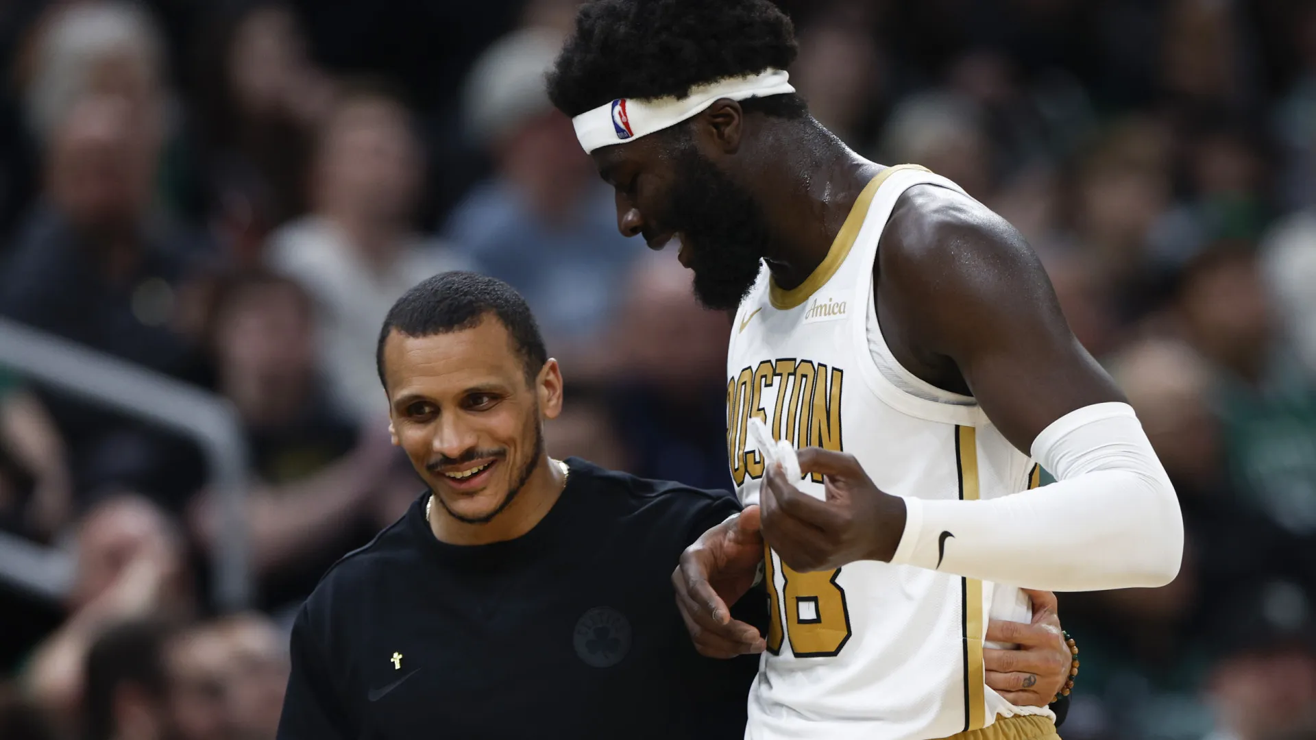 Neemias Queta vai do estrelato à bancada na vitória dos Boston Celtics