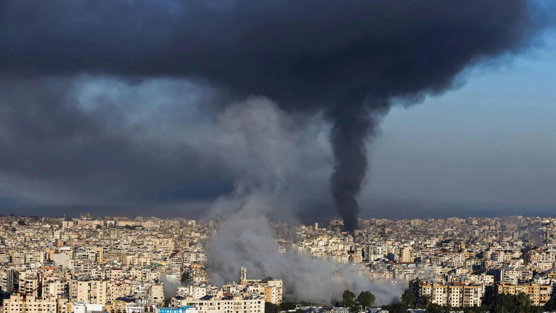 117 iranianos, incluindo diplomatas, retirados por avião russo de Beirute