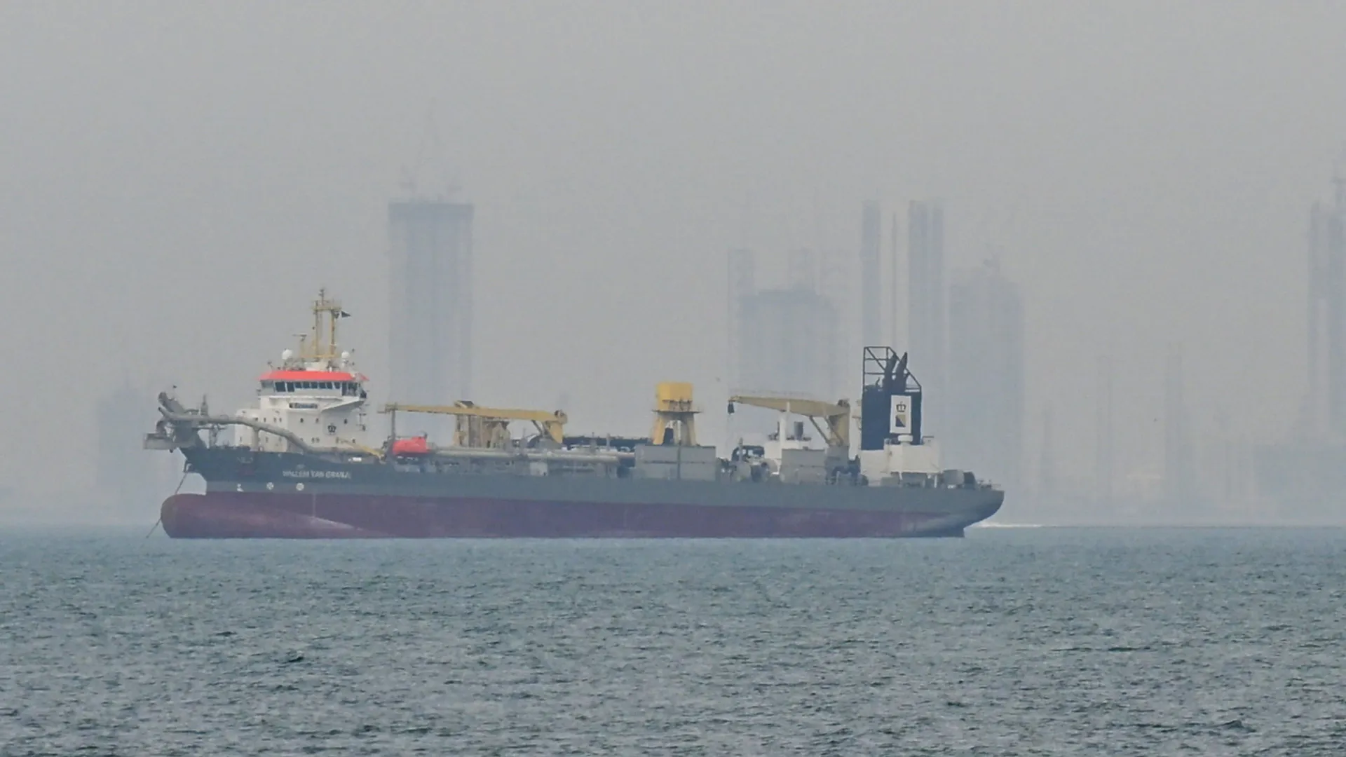 
                    Trânsito pelo Estreito do Ormuz reduzido para menos de 10% em março
                