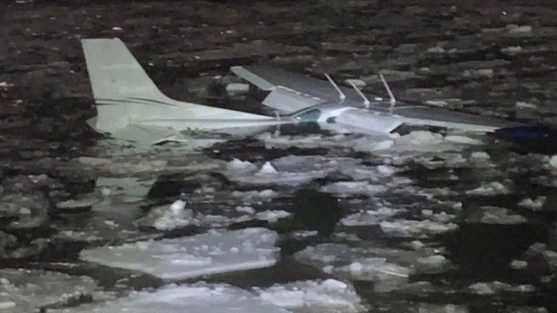 
                    Avião aterra de emergência em rio gelado nos EUA. Tripulantes salvaram-se
                