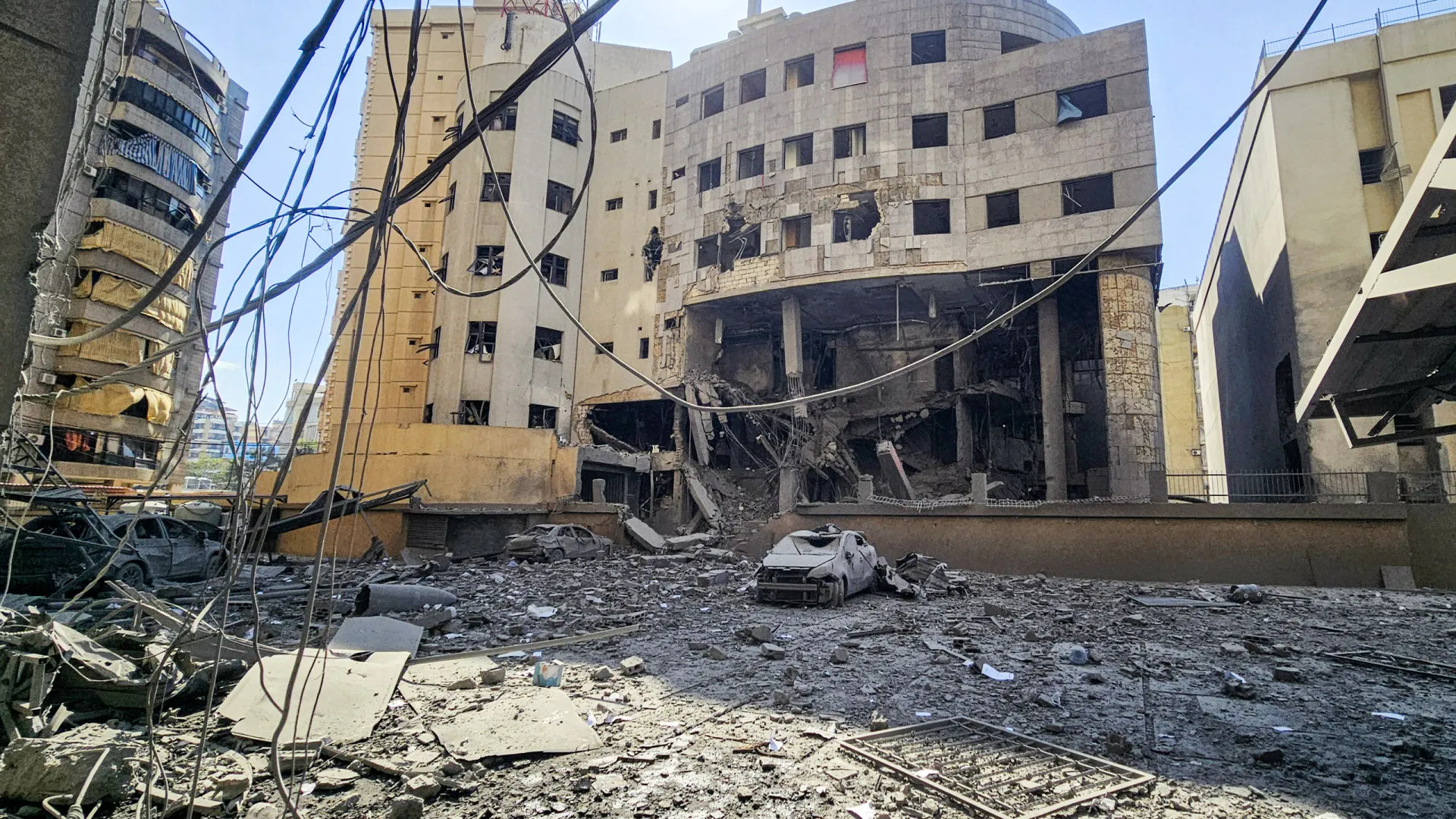 
                    Exército libanês abandona posições no sul face a avanço israelita
                