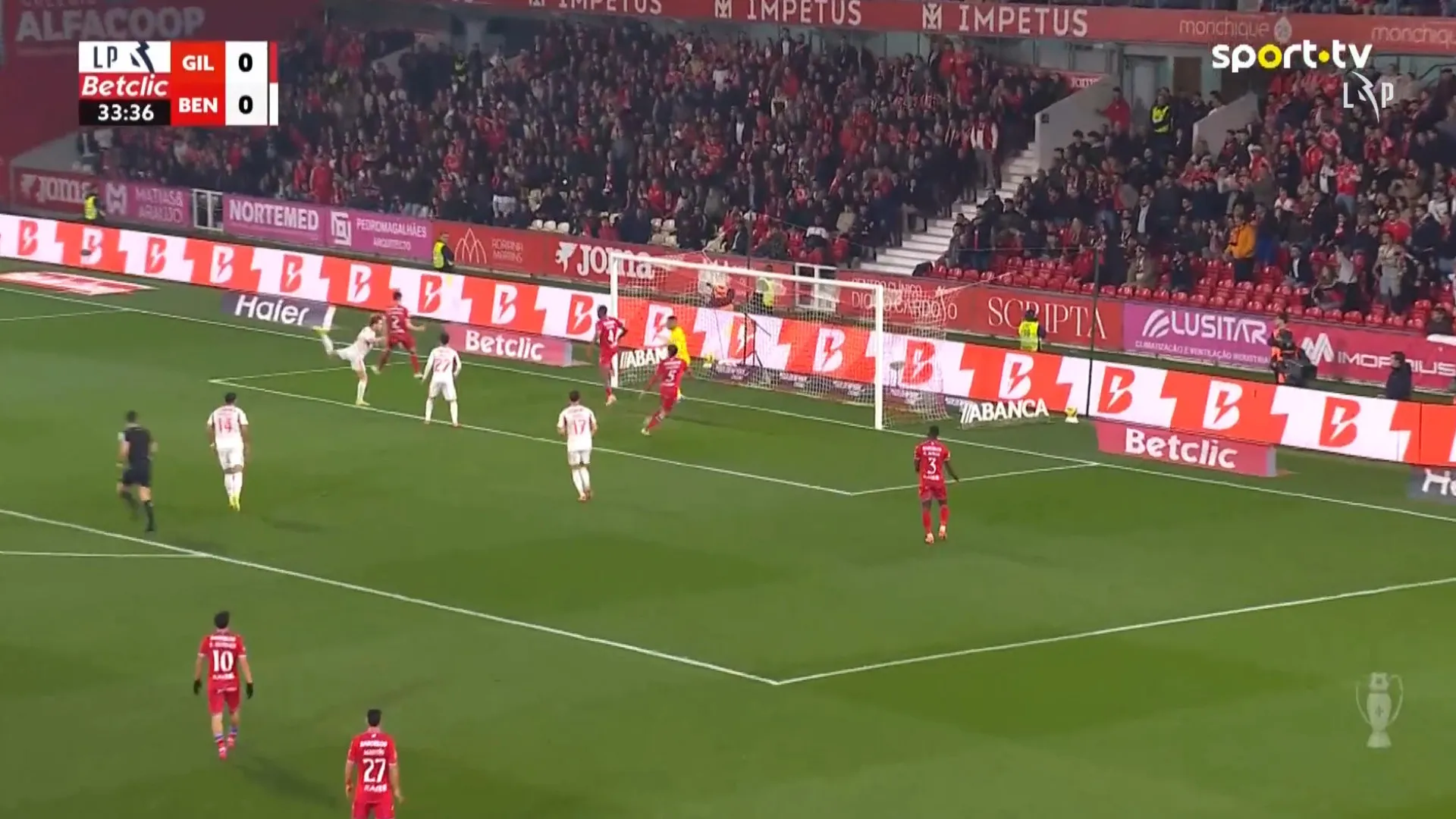 "Penálti claro" não o é. O lance que levou Mourinho a pedir desculpa