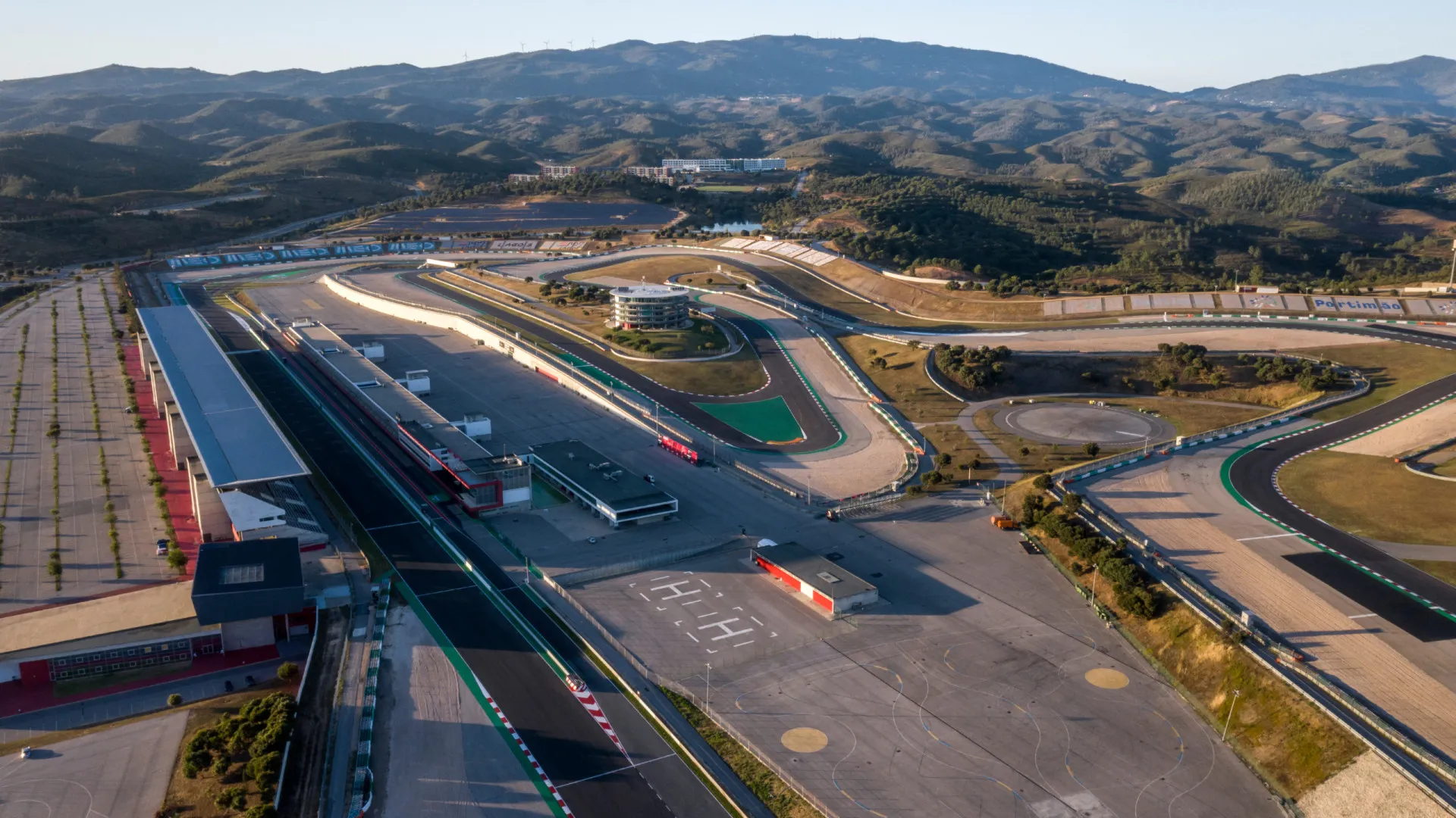 
                    F1/Médio Oriente: Portimão acompanha situação, mas não há contacto formal
                