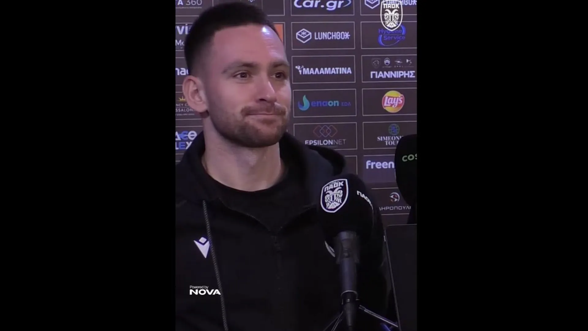 
                    Ex-Benfica falava aos jornalistas e perde autocarro: 