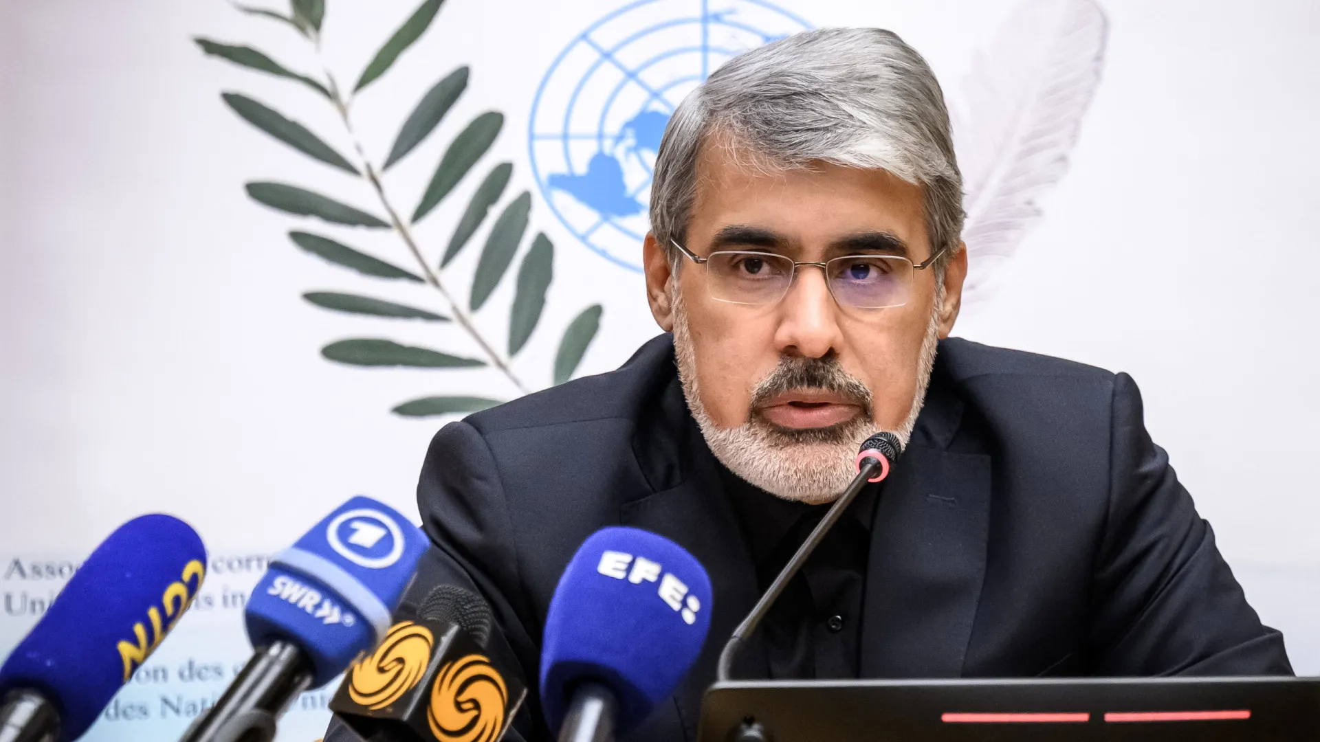 
                    Diplomacia iraniana rejeita negociações enquanto país estiver sob ataque
                