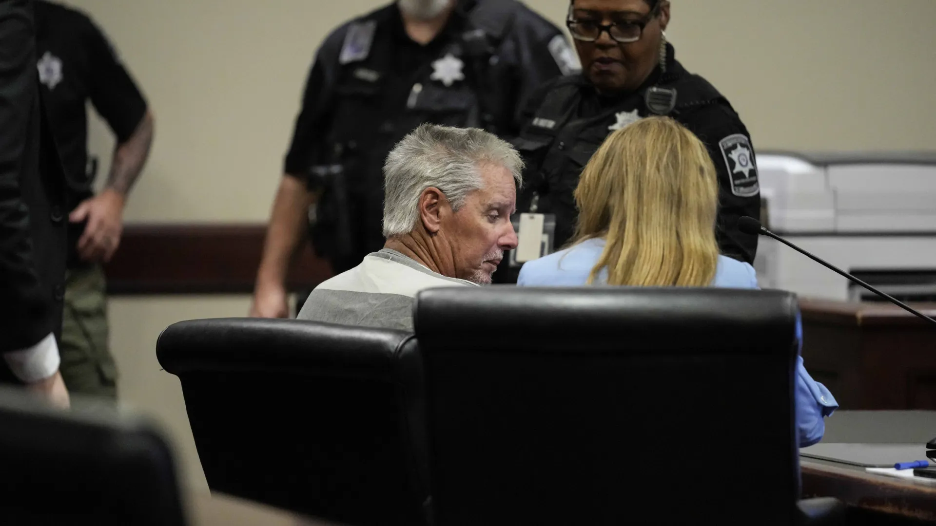 Pai de jovem suspeito de tiroteio escolar condenado por homicídio nos EUA