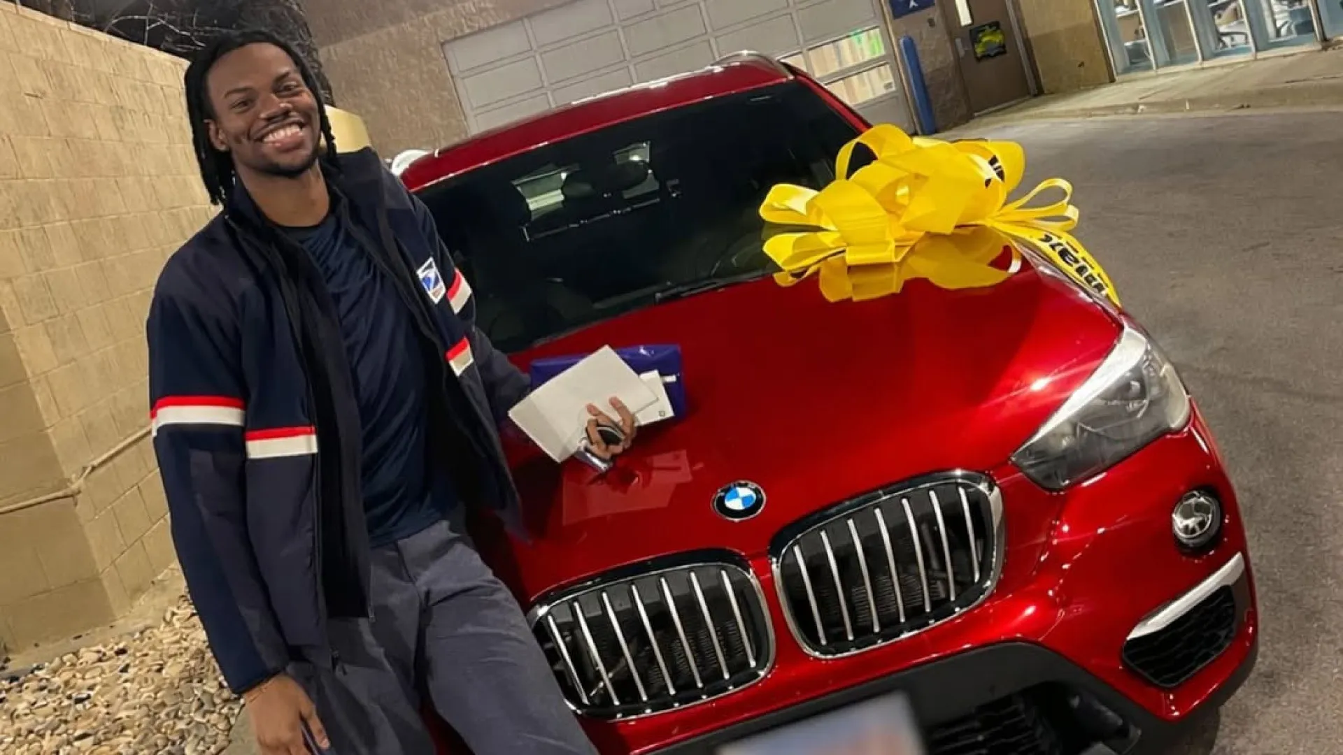 Carteiro fica viral por cantar a idosa: “Isto é para ti, avozinha”