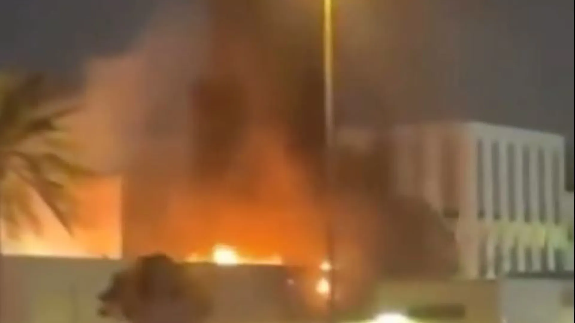 
                    Incêndio perto do consulado dos EUA no Dubai após ataque com drone
                