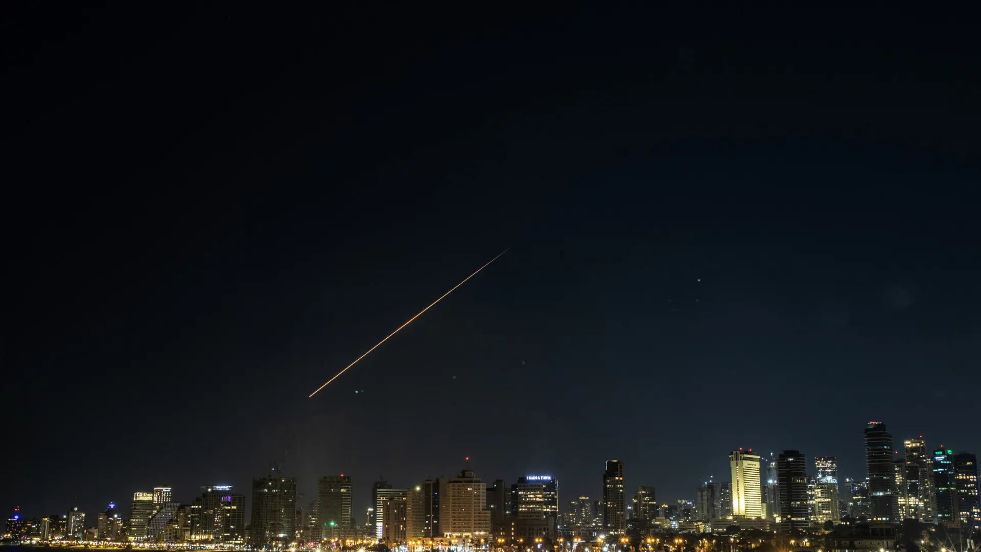 
                    Queda de destroços de mísseis faz ferido na cidade israelita de Telavive
                