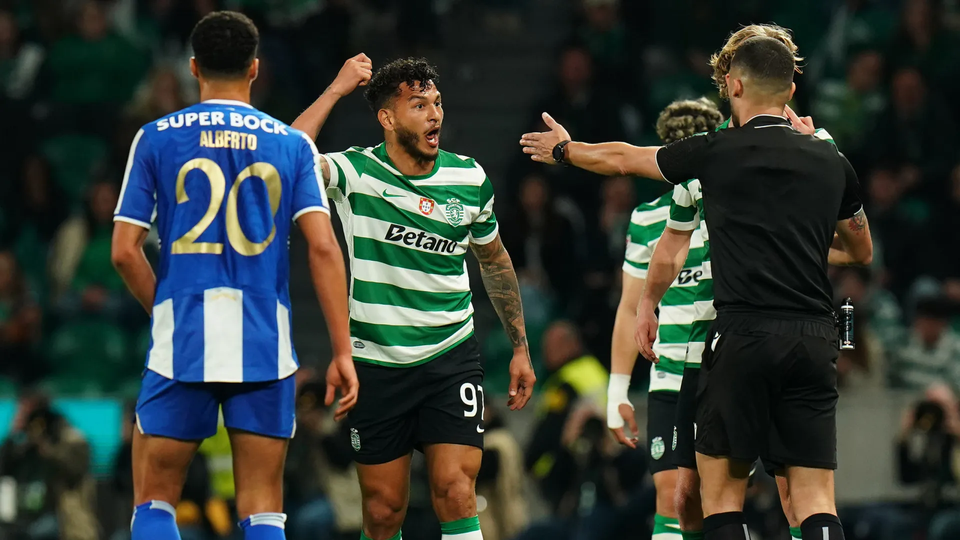 FC Porto recorre a Pepe para defender expulsão de Luis Suárez no Clássico