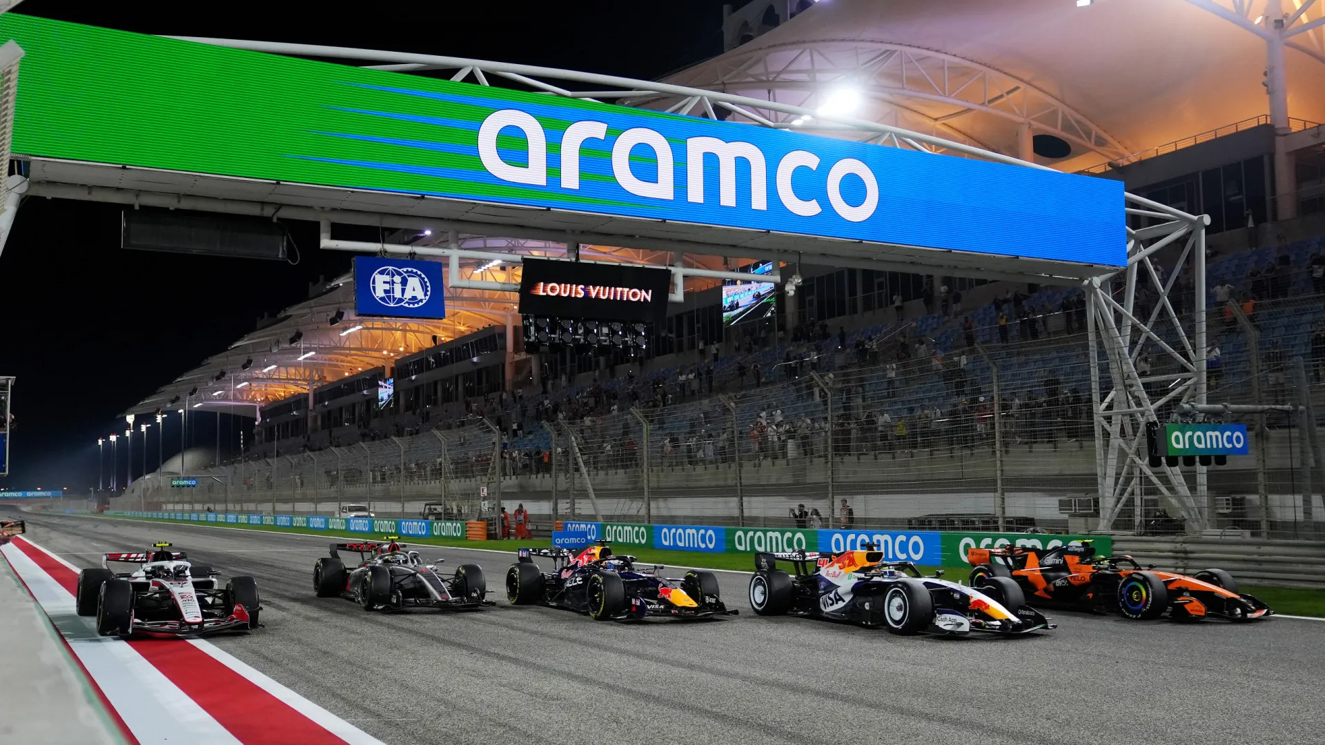 
                    Oficial: Fórmula 1 cancela corridas no Bahrein e Arábia Saudita
                